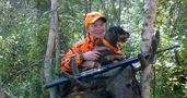 Metsästäjä, metsästyskoira ja hirvisaalista
